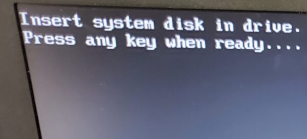 「Insert system disk in drive.」 と表示されてしまいWindowsが起動しないパソコン