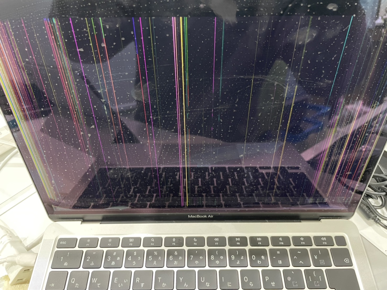 MacBookAirの画面修理。割れてしまったApple製品の画面の修理。