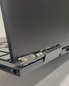 HP製Envy x360シリーズのヒンジが壊れて露出している画像
