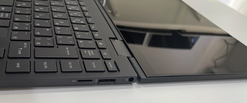 Envy x360の液晶画面を修理した際の画像