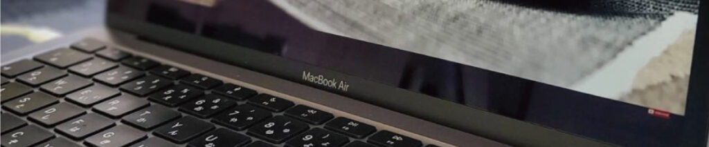 液晶画面の修理を待つMacBookAir