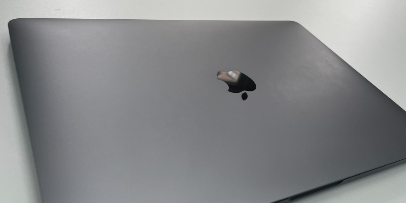 液晶修理されたMacBookPro Retina Late2017 Late2016