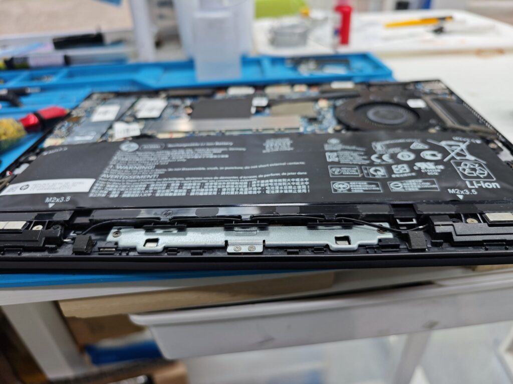 HP製ノートパソコンのバッテリー膨張