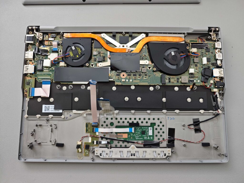 ノートパソコン内部の分解作業 キーボードユニット交換 武蔵小杉パソコン修理