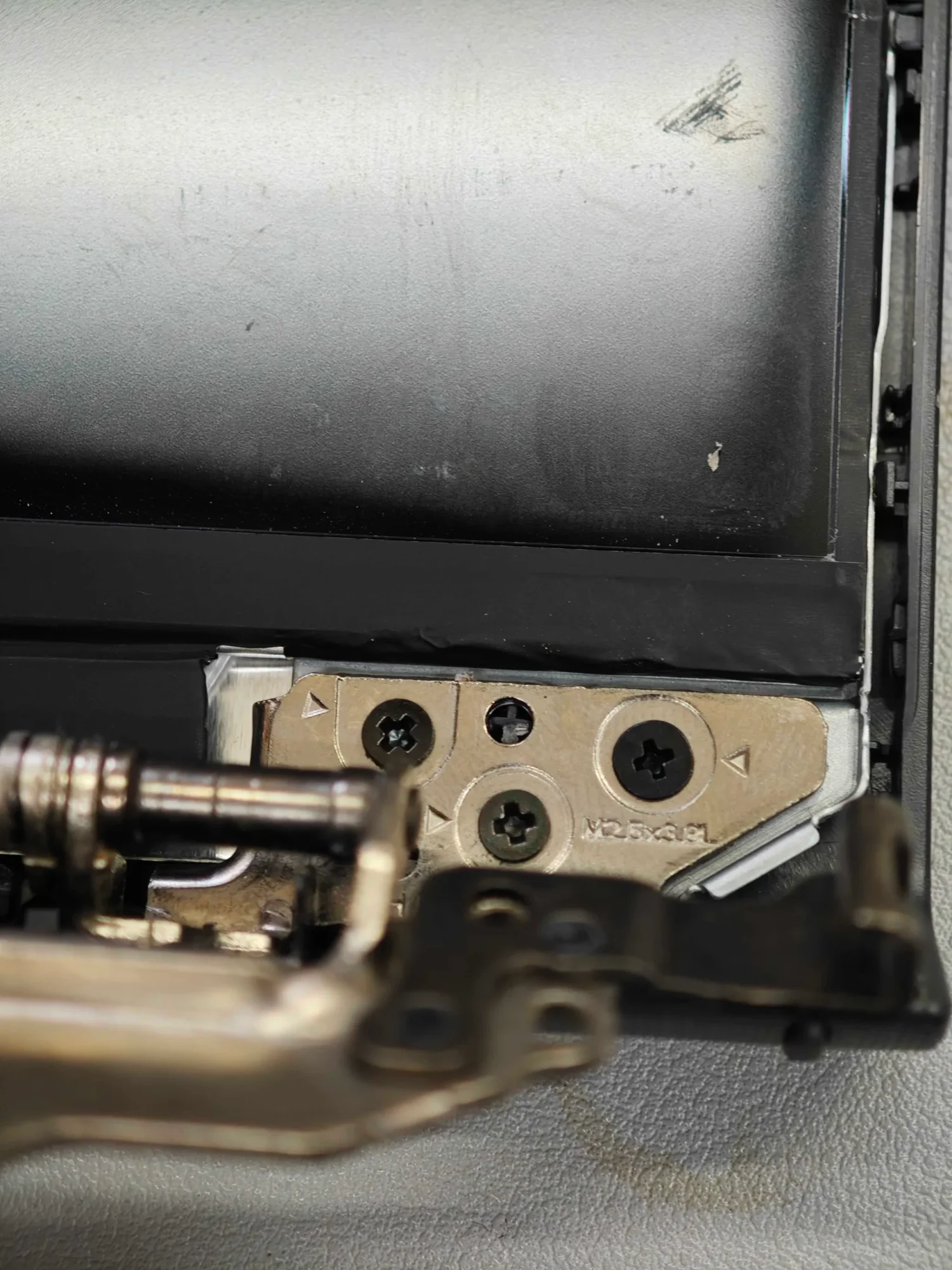 Dell Inspiron P112F ヒンジ金具と固定ネジの確認