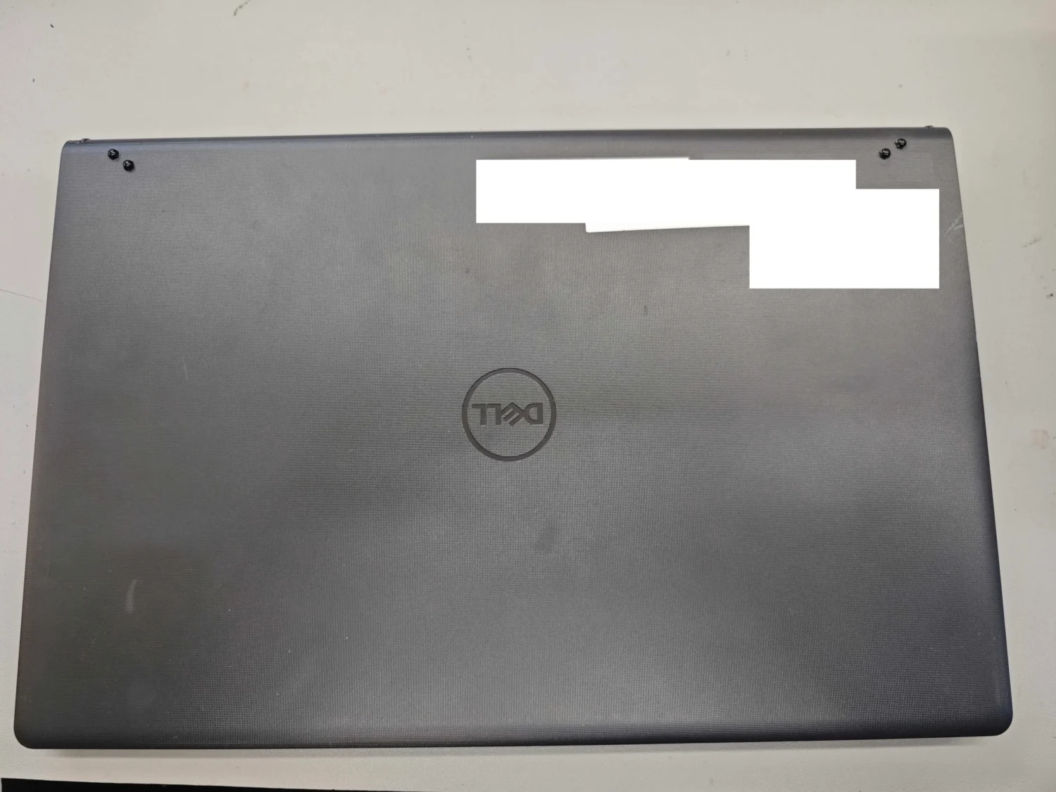 Dell Inspiron 3510 3520 P112F ヒンジ修理後の天板と補強ネジ