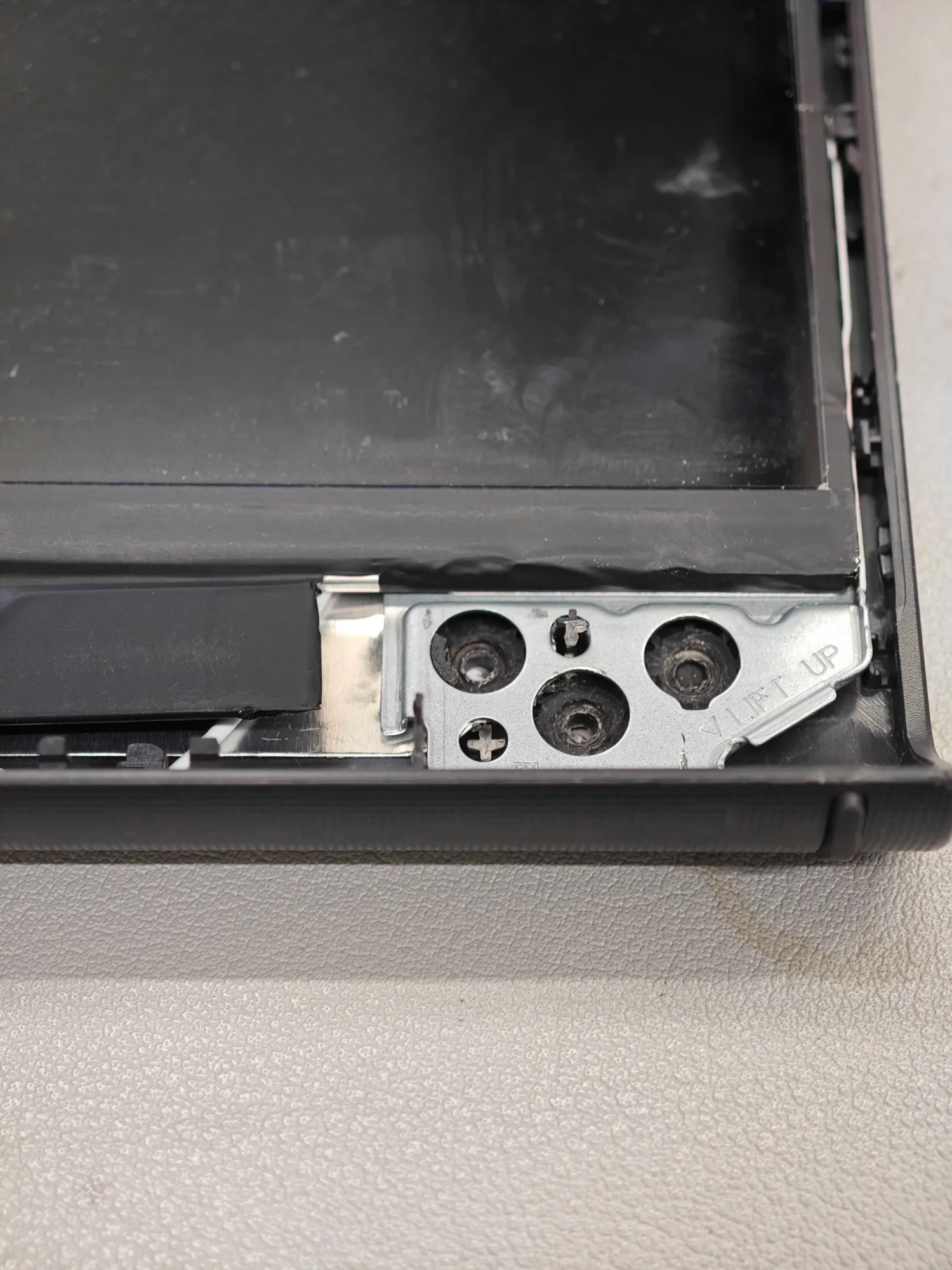 Dell Inspiron 3510 3520 P112F ヒンジ固定部のネジ受け破損