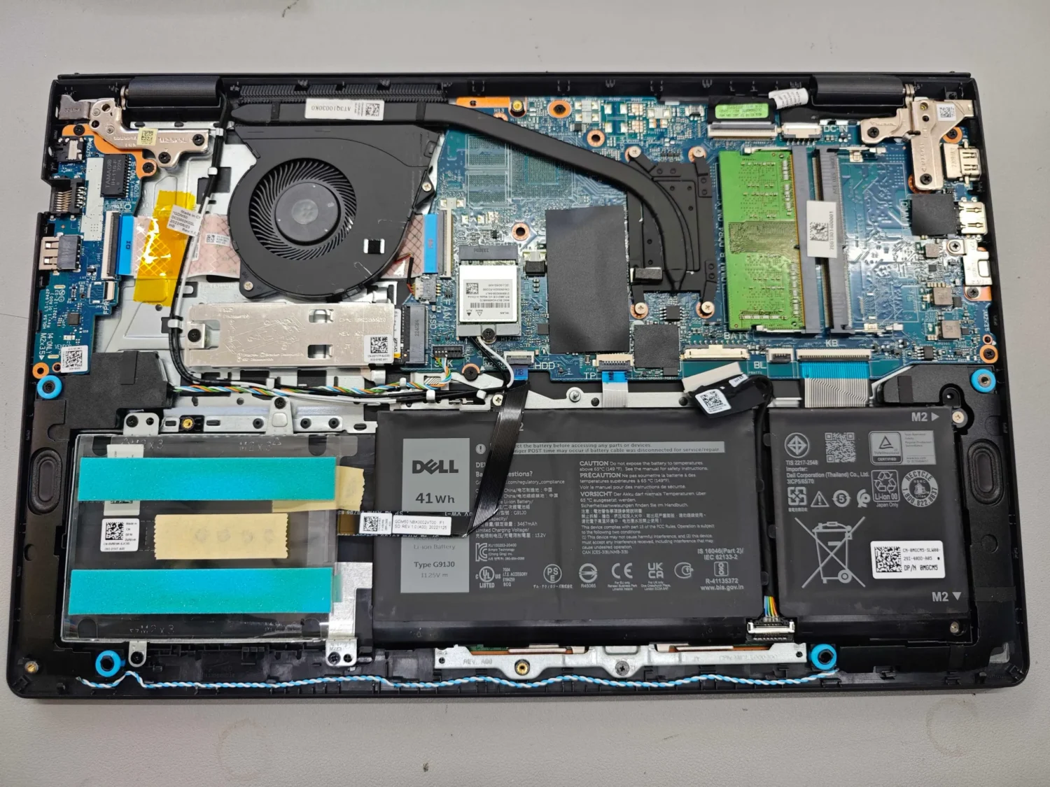 Dell Inspiron 3510 3520 P112F パソコン分解とヒンジ修理作業