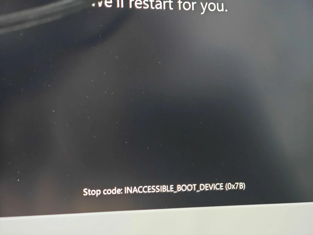 Windows 11の黒い画面にINACCESSIBLE_BOOT_DEVICE 0x7Bと表示された例